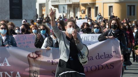 videos de mujeres orinando|Los vídeos de A Maruxaina: qué dice el auto que desestima.